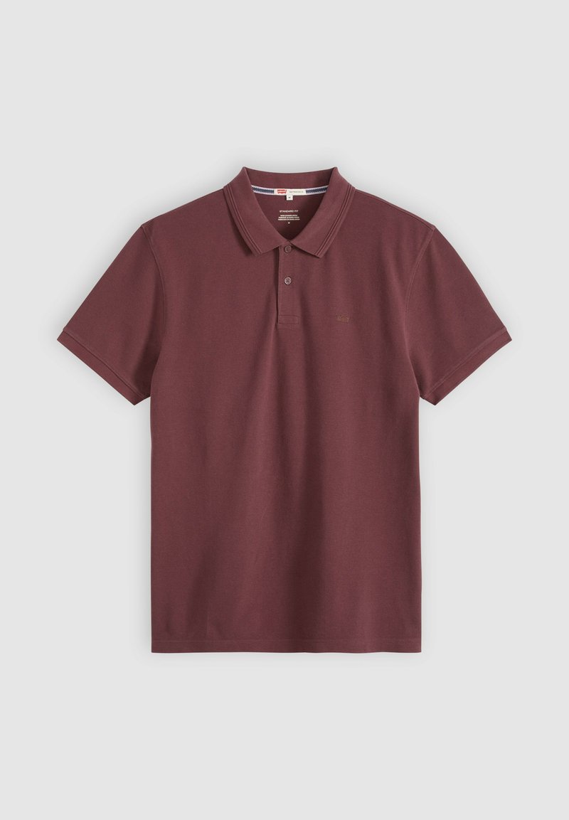 Polo de manga corta burdeos con dos botones y un cuello clásico, colocado plano sobre un fondo claro.