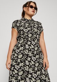 Vero Moda Curve VMNEWHALLIE LONG DRESS - Maxi šaty - black/white