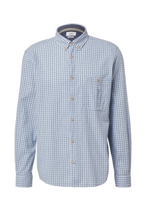Helles, blaues Hemd mit kleinen Karomuster, langen Ärmeln, einer Brusttasche und braunen Knöpfen an der Knopfleiste und den Manschetten.