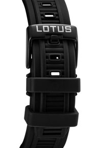 Juodas silikono laikrodžio dirželis su tekstūruotais grioveliais, reguliuojama sagtis su išraižytu "LOTUS" ir kelios dydžio angos patogiam pritaikymui.