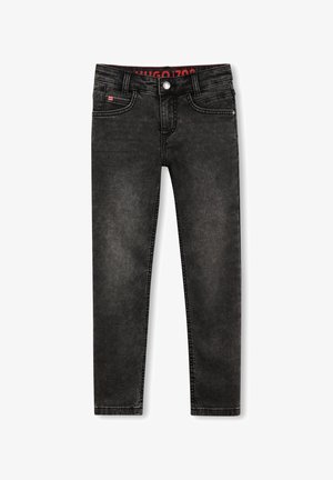 Jean slim gris foncé délavé avec bouton à l'avant, passants de ceinture et design cinq poches, posé à plat sur fond blanc.