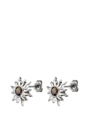 Silberne Ohrstecker in Sonnenform mit mehrfarbigen ovalen Edelsteinen in der Mitte vor weißem Hintergrund.