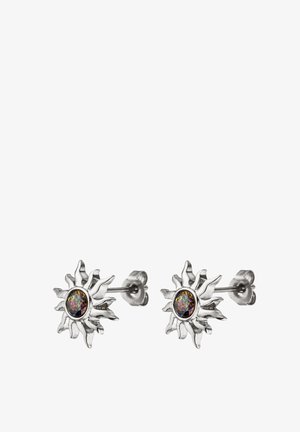 Silberne Ohrstecker in Sonnenform mit mehrfarbigen ovalen Edelsteinen in der Mitte vor weißem Hintergrund.