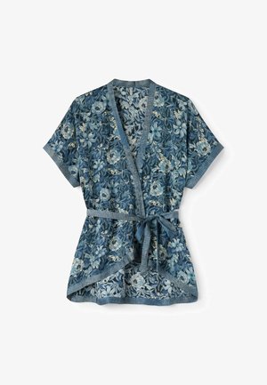Blouse cache-cœur à manches courtes bleue à motif floral avec ceinture à nouer et bordure texturée le long de l'encolure, des manches et de l'ourlet.