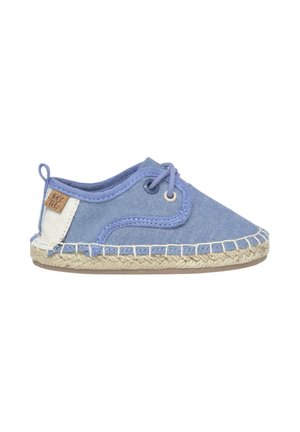 Zapato informal para bebé en tela azul claro con cordones, parche blanco en el talón, suela de yute cosida y suela exterior de goma suave.