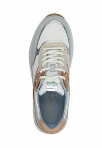 Sneaker bianco in mesh con dettagli in azzurro chiaro e marrone metallico, caratterizzata da una superficie testurizzata, punta rotonda e lacci piatti.
