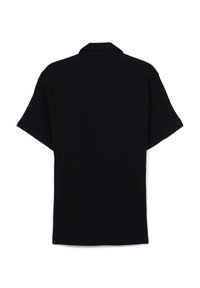 Maglietta nera a maniche corte con colletto aperto, realizzata in tessuto texturizzato e dalla linea dritta, priva di stampe o dettagli visibili.