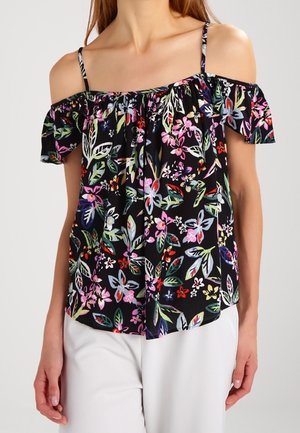 Blusa floral de hombros descubiertos en negro con vibrantes patrones en rosa, verde y azul. Presenta un escote con volantes y tirantes finos. Tela suave.
