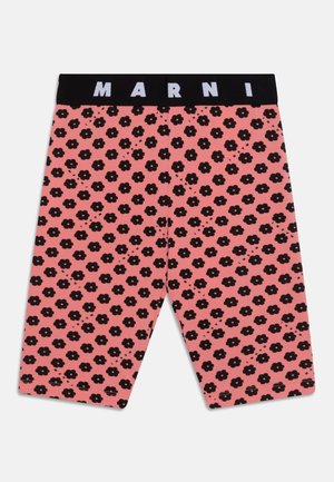 Cuissards de vélo roses avec un motif répétitif de fleurs noires. Présentent une ceinture élastique noire avec le mot "MARNI" en lettres blanches.