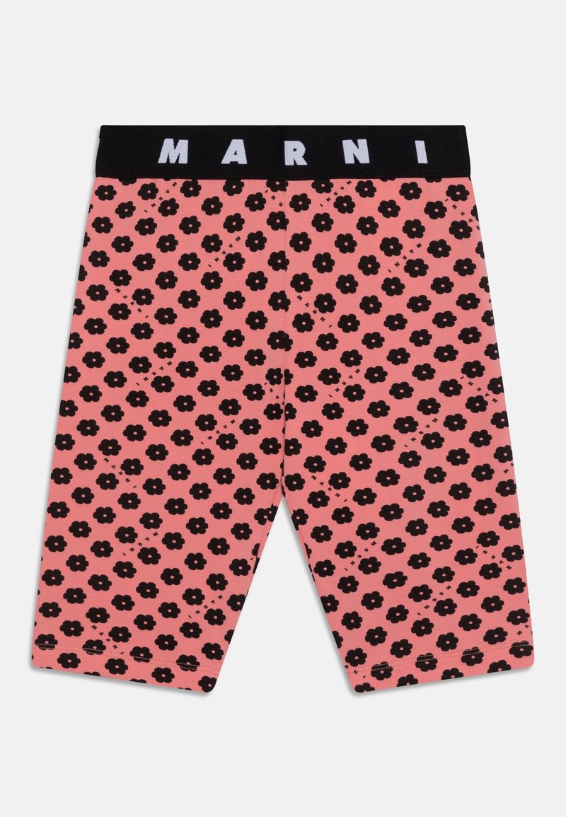 Różowe krótkie spodenki rowerowe z powtarzającym się czarnym wzorem kwiatowym. Posiadają czarną elastyczną talię z napisem "MARNI" w białych literach.