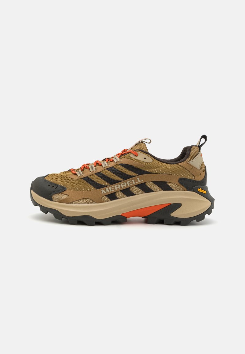 Sapatilha de hiking leve em castanho e preto, com parte superior em malha e detalhes em vermelho, sola robusta e marca Vibram. Projetada para durabilidade.