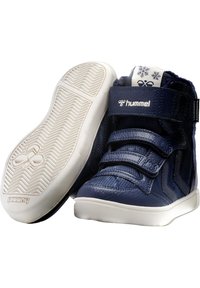 Marina höga sneakers i syntetmaterial med både texturerade och släta ytor, kardborreband, vadderad krage och vit gummisula med greppmönster.