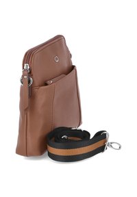 Brun läderväska med axelrem, med en framficka som håller en telefon och en avtagbar svart och brunrandig axelrem bredvid.