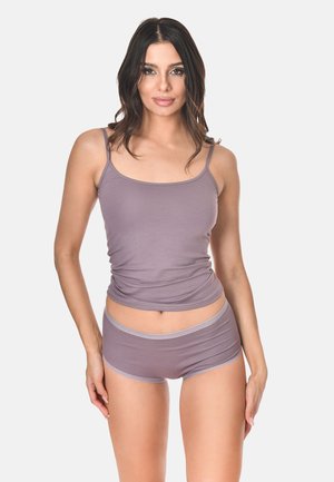 Camisole di un leggero viola con pantaloni boyshort abbinati, realizzati in tessuto elasticizzato. Presenta spalline sottili e una consistenza morbida con bordi elasticizzati.