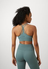 ICANIWILL DEFINE SEAMLESS BRA - Neliela atbalsta sporta krūšturis - racing green