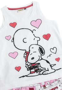 Camiseta sin mangas blanca con dibujo de un niño abrazando a un perro rodeado de corazones rojos y rosas, etiqueta de Peanuts visible en el cuello.