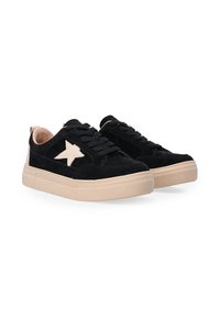 Schwarze Wildledersneaker mit einer beigen Gummisohle, ausgestattet mit einem auffälligen beigen Stern an der Seite und traditionellem Schnürdesign.