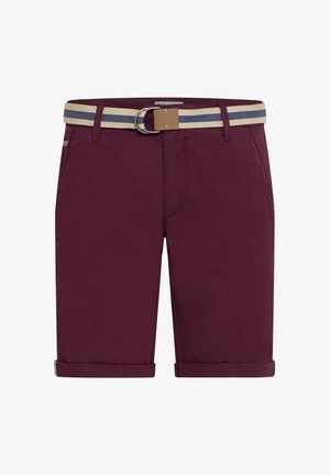 Burgunderfarbene Baumwollshorts mit umgeschlagenem Saum, ausgestattet mit einem beige- und navyfarbenen gestreiften Gürtel mit einer Metallschnalle und Gürtelschlaufen.
