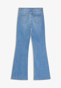 Jean évasé bleu clair en denim, avec une taille mi-haute et deux poches arrière. Texture lisse avec un design classique à cinq poches.