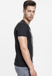 Urban Classics V-NECK POCKET TEE - Paprasti marškinėliai - black