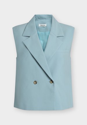 Veste sans manches bleu clair à double boutonnage avec larges revers et deux boutons, avec une petite poche poitrine.