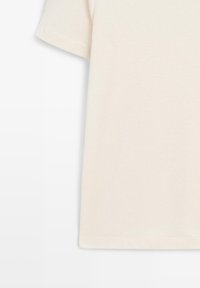 Cremefarvet bomulds T-shirt med rund hals og korte ærmer, der har en glat overflade og et enkelt, minimalistisk design.