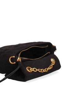 Zwarte suede handtas met gouden kettingaccenten, ritsopening en doorgestikt textuur. Het interieur heeft een gevoerd compartiment met rits.