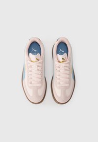 Ljust rosa sneakers med blå accenter, material av mocka och mesh, rund tå, platta snörning, detalj med guld-logo och bruna gummisulor.