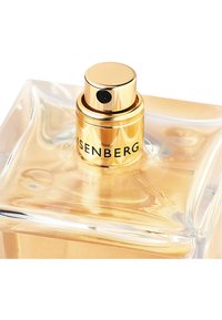 Genomskinlig parfymflaska med kvadratisk form, guldspraymunstycke och en etikett med texten "EISENBERG." Vätskan har en ljus bärnstenston.