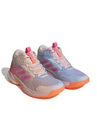 Chaussures de sport légères avec un design dégradé rose, violet et orange, en matériau mesh, marquées par trois bandes et dotées de semelles texturées.