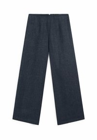 Breda byxor i mörk denim. De har hög midja med en dold dragkedja och rena linjer, vilket ger en slät och skräddarsydd finish.