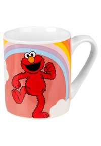 Tazza in ceramica rossa con un design giocoso di Elmo su sfondo rosa, arricchita da illustrazioni di arcobaleni e nuvole. Forma standard della tazza con manico.