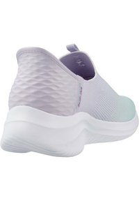 Zapato ligero tipo slip-on en púrpura y menta, con un upper texturizado, suela lisa y cierre elástico para poner y quitar fácilmente.