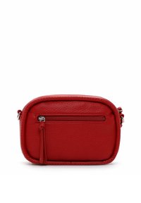 Rode leren crossbody tas met een getextureerd oppervlak, afgeronde vorm, voorvak met rits en een franjerel die aan de rits is bevestigd.