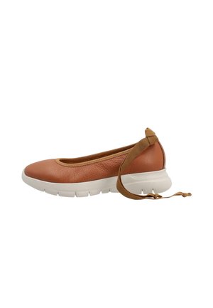 Scarpa marrone in pelle slip-on con suola spessa bianca e cinturino regolabile alla caviglia, mostrata in profilo su sfondo bianco.