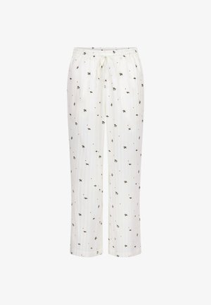 Witte pyjamabroek met elastische tailleband en trekkoord, voorzien van een patroon van kleine groene bladeren en rode stippen over de stof.
