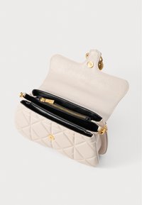 Beige gesteppte Lederhandtasche mit einem goldenen Knopfverschluss, mit einer strukturierten Außenseite, schwarzem Innenraum und zwei separaten Fächern.