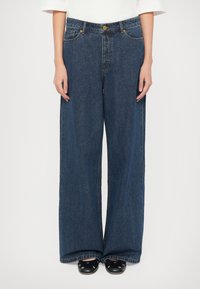 Bredde ben, mørkeblå denimjeans med høy midje, med frontlommer, s�ærpreget søm og knappelukking.