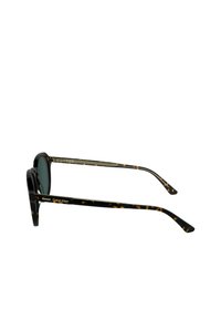 Sonnenbrille aus Schildpatt mit glänzender Oberfläche. Dunkle Linsen und ein schlanker Rahmen mit goldfarbenen Akzenten am Logosymbol an der Seite.