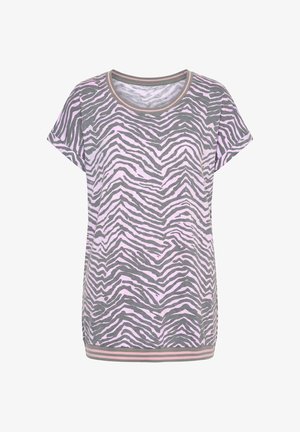 Košile s krátkými rukávy s růžovými a šedými zebřími pruhy, kulatým výstřihem a sladěným proužkovaným lemem na bílém pozadí.