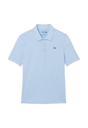 Camisa polo azul claro de algodón con cuello acanalado, tapeta de tres botones y logo de cocodrilo verde en el lado izquierdo del pecho.