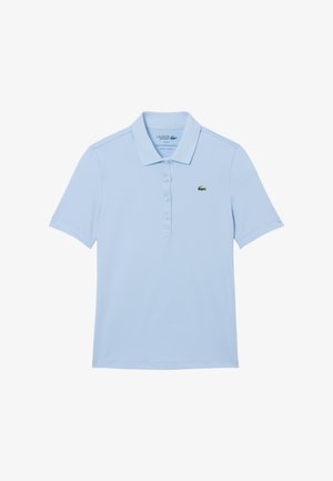 Camisa polo azul claro de algodón con cuello acanalado, tapeta de tres botones y logo de cocodrilo verde en el lado izquierdo del pecho.