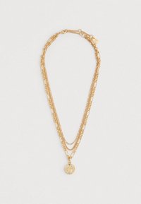 Colar dourado de várias camadas com diferentes estilos de correntes, incluindo designs de cabo e elos, com um pendente redondo.