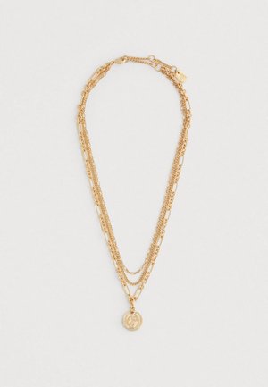 Guld flerlags halskæde med forskellige kædestile, herunder kabel- og linkdesigns, med en rund vedhængsdetalje.