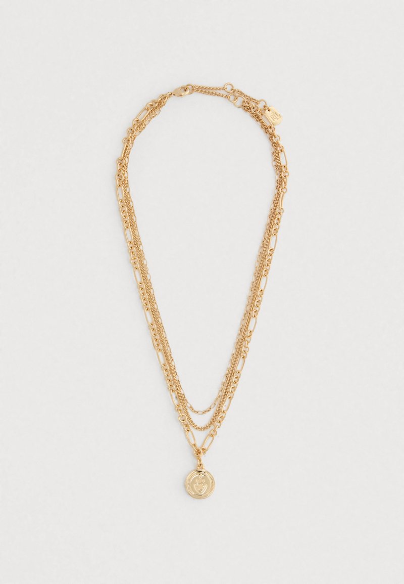 Colar dourado de várias camadas com diferentes estilos de correntes, incluindo designs de cabo e elos, com um pendente redondo.