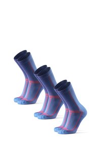 Drei Paare kniehoher Socken in Farbverlauf blau mit gerippter Textur, mit pinken geometrischen Streifen entlang der Seiten und Zehen.