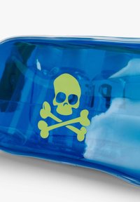 Bolsa de silicona azul transparente con un destacado gráfico de calavera y huesos cruzados amarillos. Textura suave, cierre con cremallera, diseño compacto.