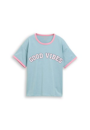 Hellblaues T-Shirt mit kurzen Ärmeln und pinkem Besatz am Kragen und an den Ärmeln, mit weißem Text "GOOD VIBES" auf der Brust.