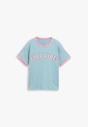 Lichtblauw T-shirt met korte mouwen en roze bies op de kraag en mouwen, met witte tekst "GOOD VIBES" over de borst.