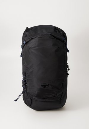 Sort rygsæk lavet af holdbart stof, med en rund top, justerbare stropper, snorelukning og subtile blå detaljer.